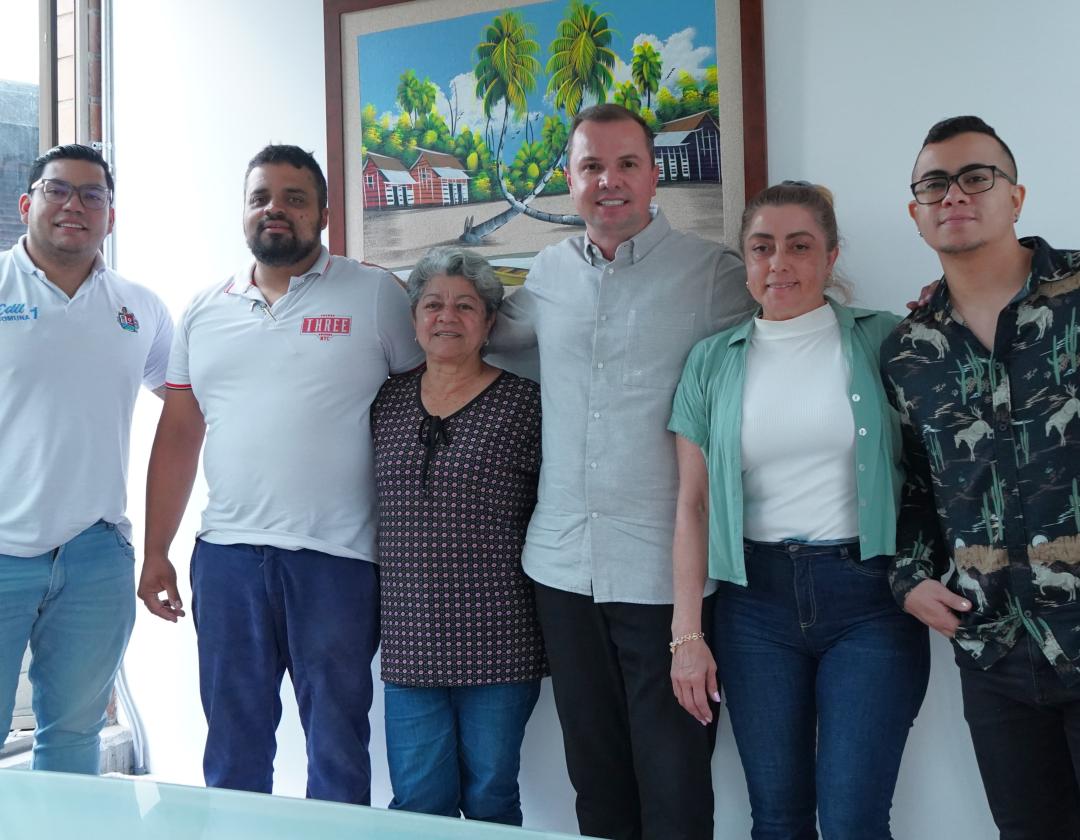 El personero municipal, J. Fredy Ortiz Tabares en compañía de los integrantes de la Junta Administradora Local de la Comuna 1