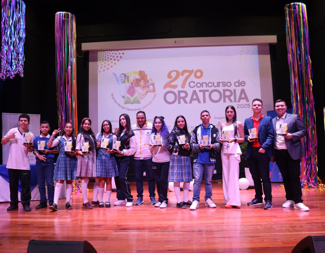 El Delegado para los Derechos Humanos con los ganadores del 27° Concurso de Oratoria en el Teatro Caribe.