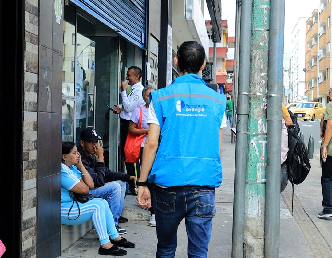 Colaborador de la Personería de Itagüí recorriendo las calles del municipios,.