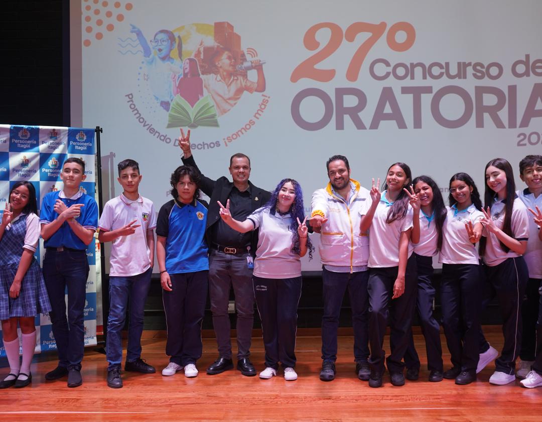 Fotografía del Personero Municipal, el  Delegado para los Derechos Humanos y los ganadores de la  categoría intermedia.