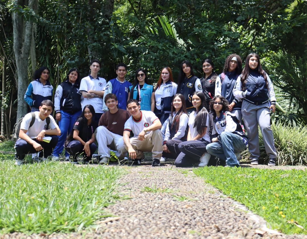 Personeros estudiantiles de Itagüí en un entrono de naturaleza