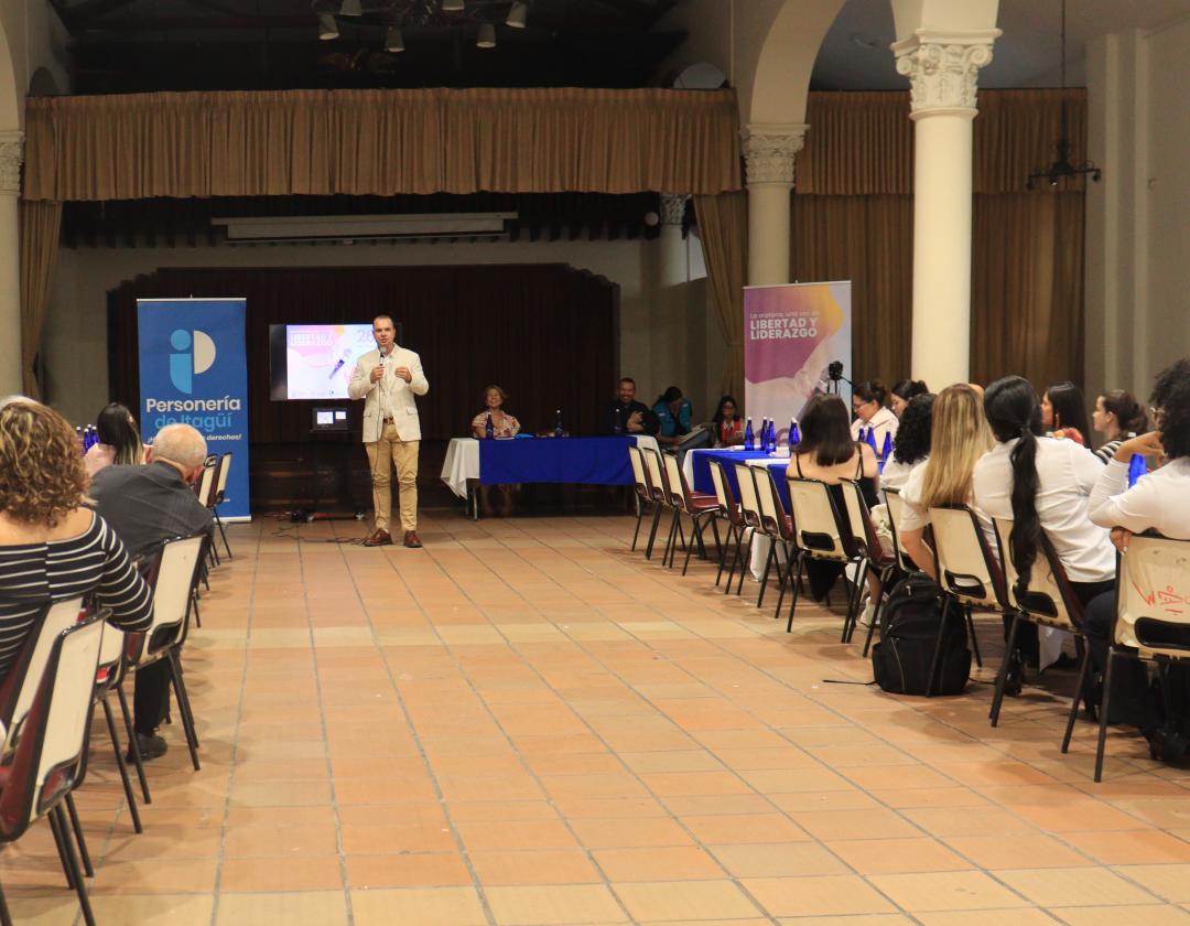 El personero Municipal, John Fredy Ortiz Tabares en el auditorio, explicando todo lo relacionado con el concurso de oratoria 