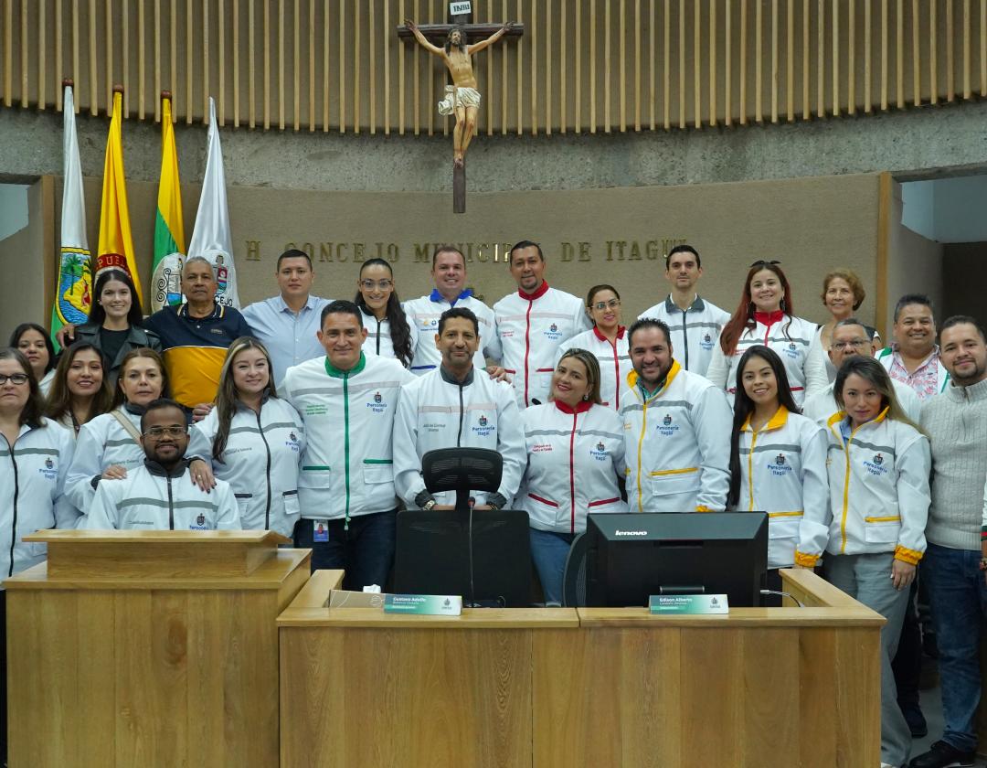 El equipo de la Personería de Itagüí, en cabeza del  Personero Municipal J. Fredy Ortiz Tabares después de la exitosa presentación del Informe de Gestión  2025 ante los honorables concejales de nuestro municipio.