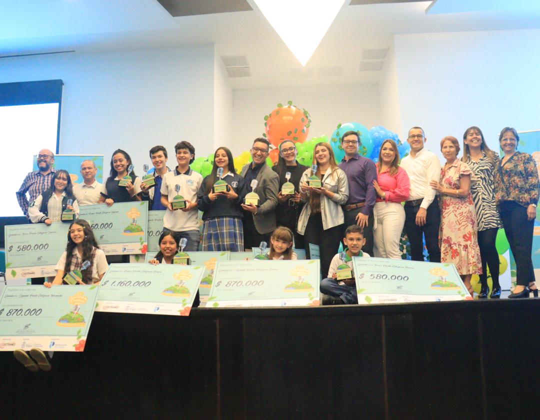 Foto grupas con todos los ganadores del Concurso de Oratoria 2023 